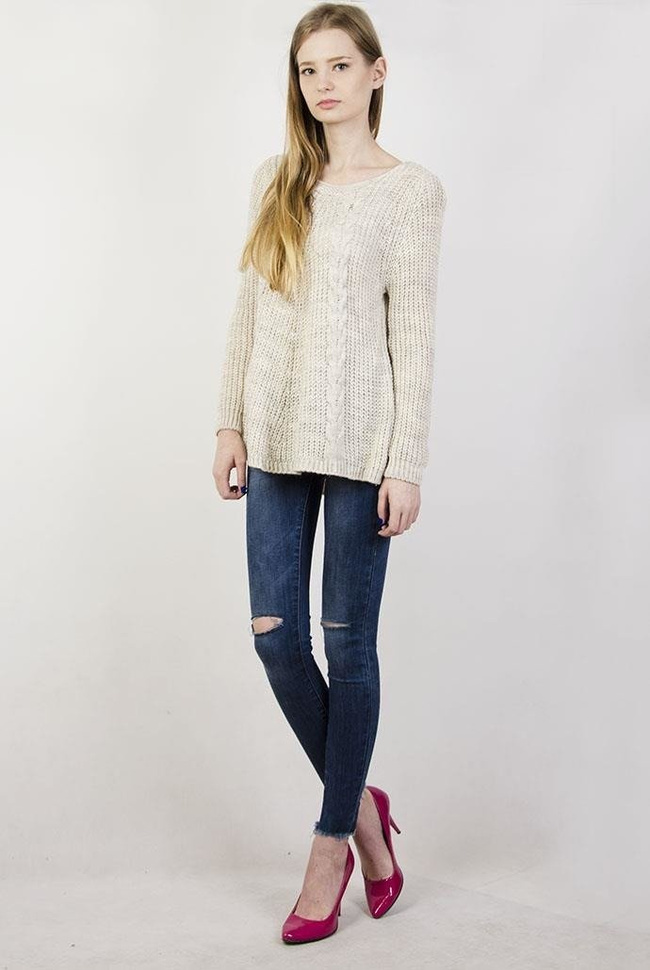 Sweterek beżowy z plecionym warkoczem