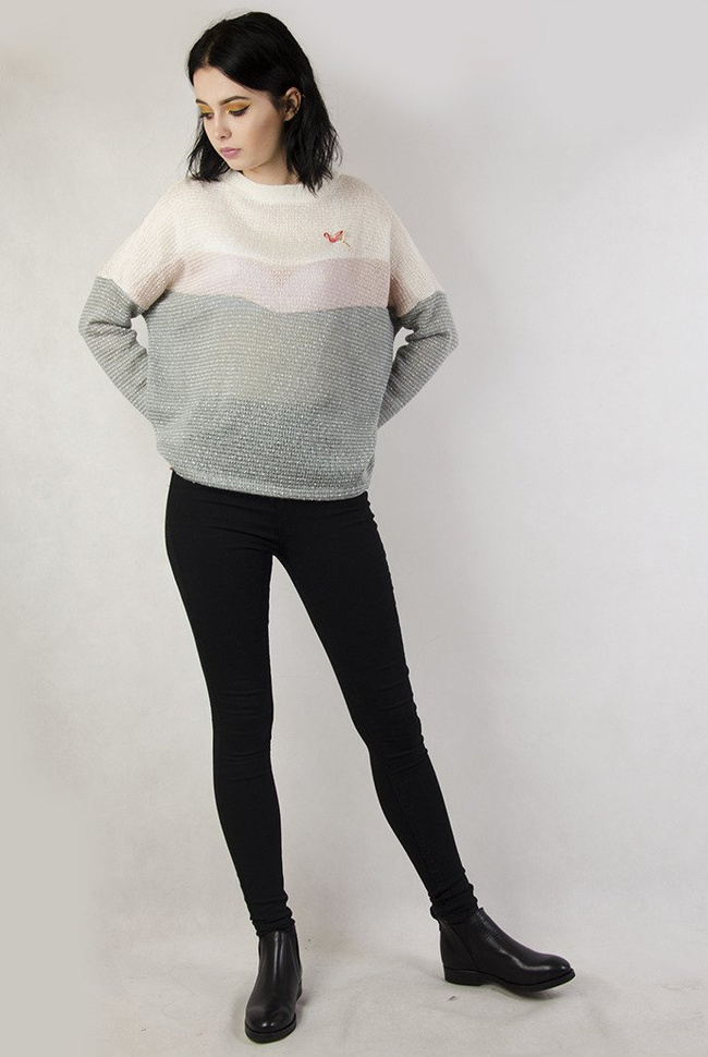 Trzykolorowy sweterek z przypinką flamingiem