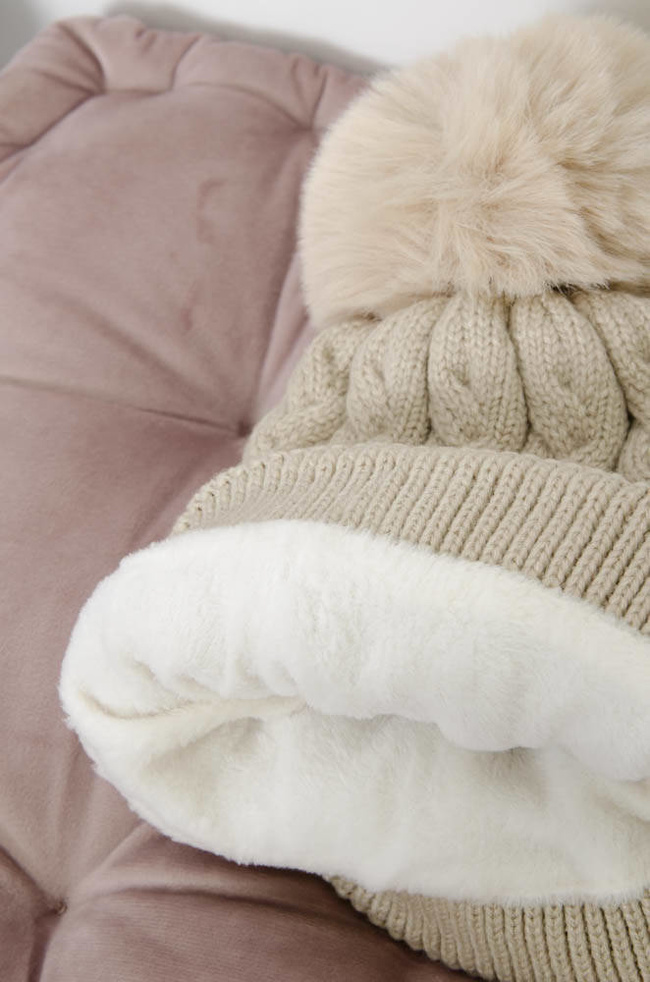 BEŻOWA ZIMOWA CZAPKA PLECIONA Z POMPONEM