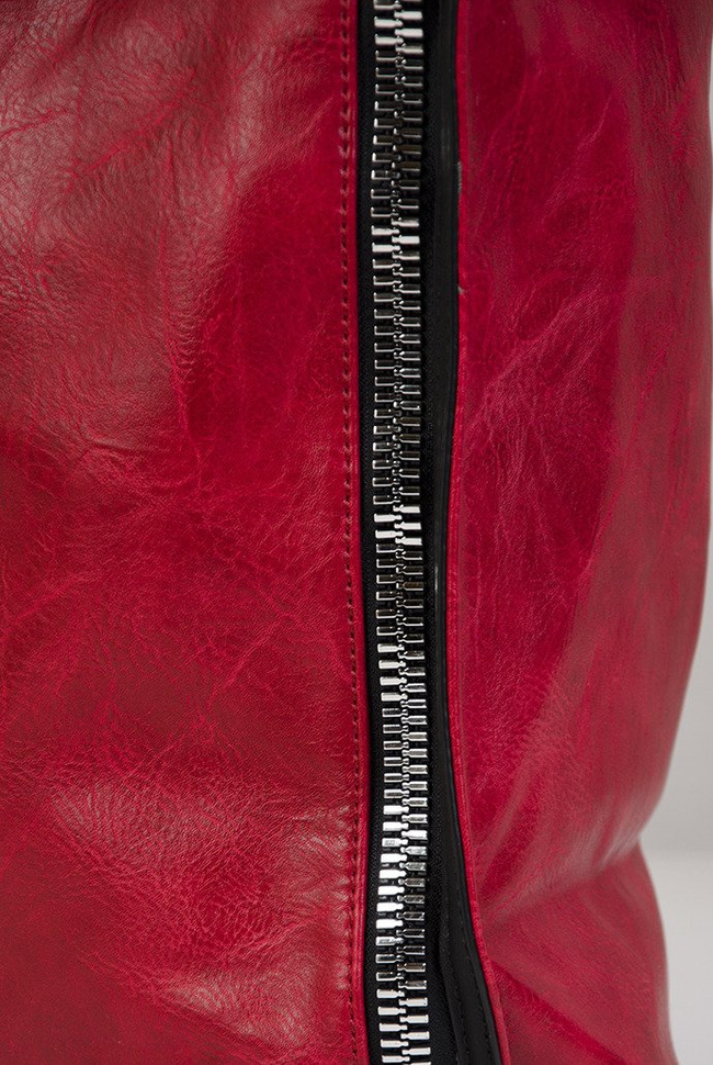 Duża czerwona torebka z ozdobnym zamkiem z boku