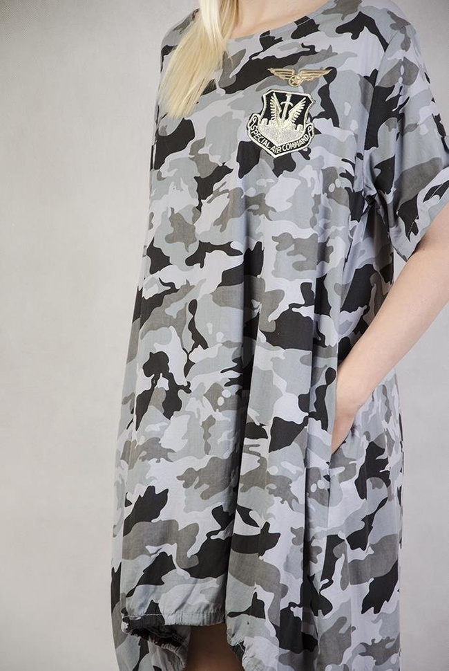 Sukienka moro grafitowa z przedłużonym tyłem