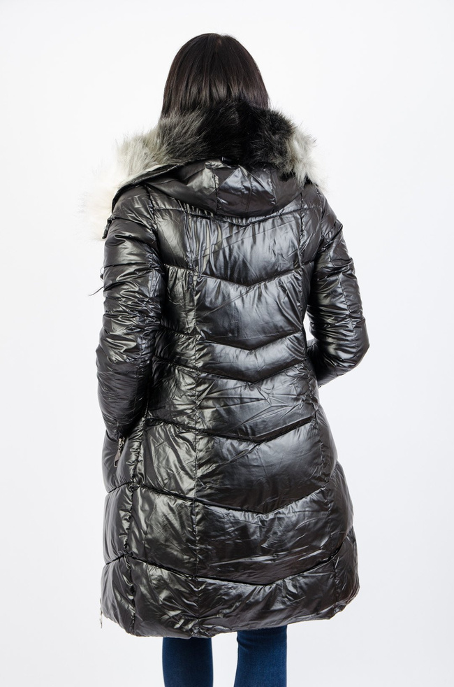 Czarny pikowany płaszcz z futerkiem przy kapturze