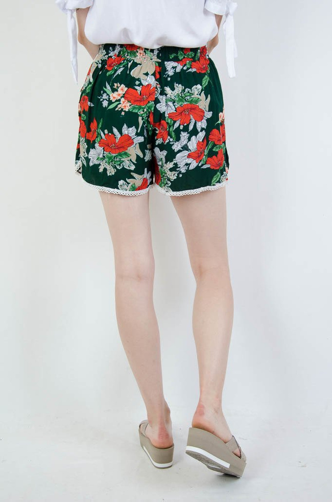 Zielone zwiewne spodenki w kwiaty