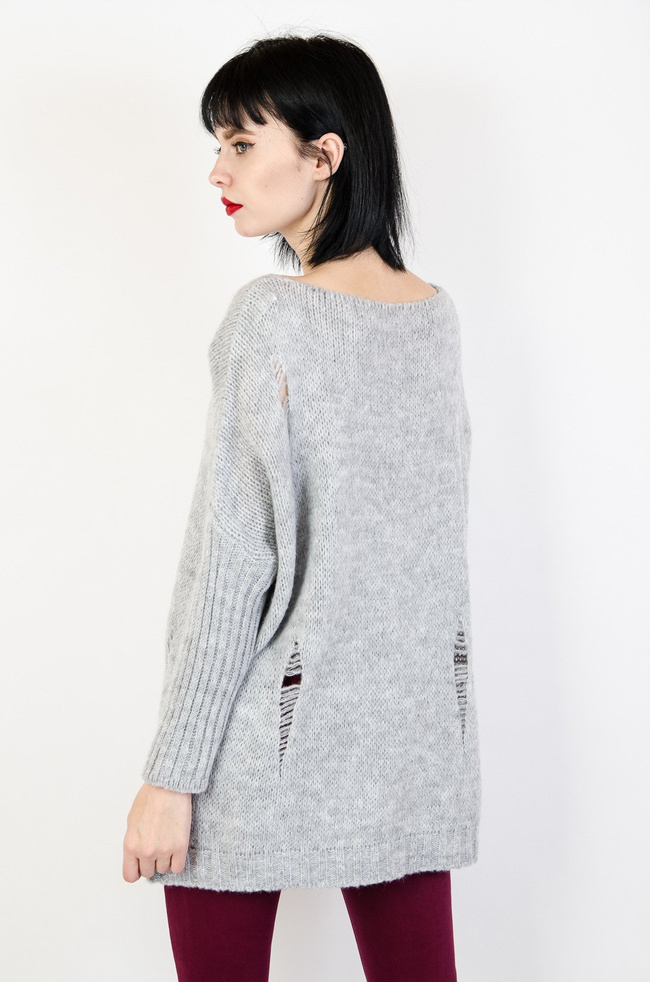 Luźny szary sweter z dziurami