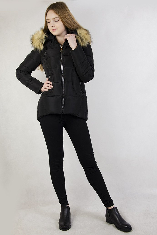 Czarna asymetryczna kurtka z pikowaniem oraz futerkiem przy kapturze