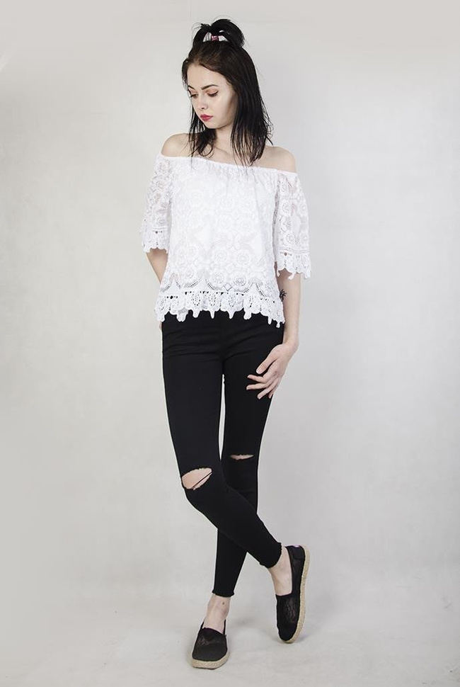 Biała bluzka z hiszpańskim dekoltem, z koronką