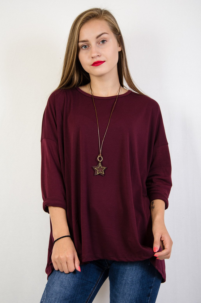 Bordowa bluzka oversize z naszyjnikiem