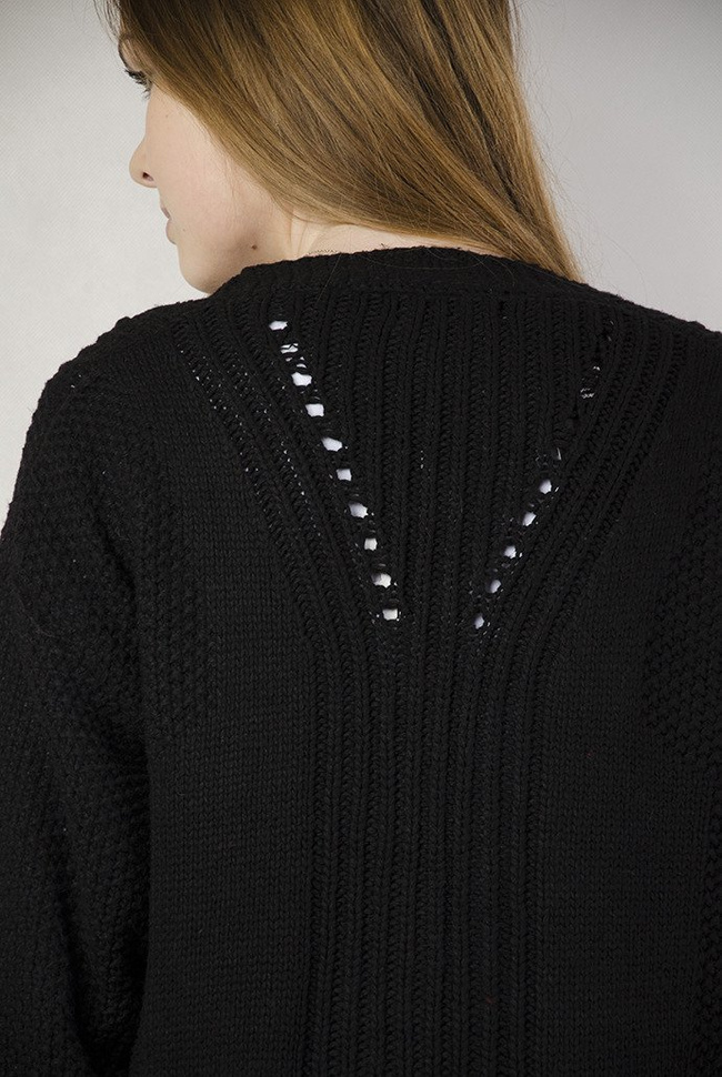 Długi czarny sweter z kieszeniami