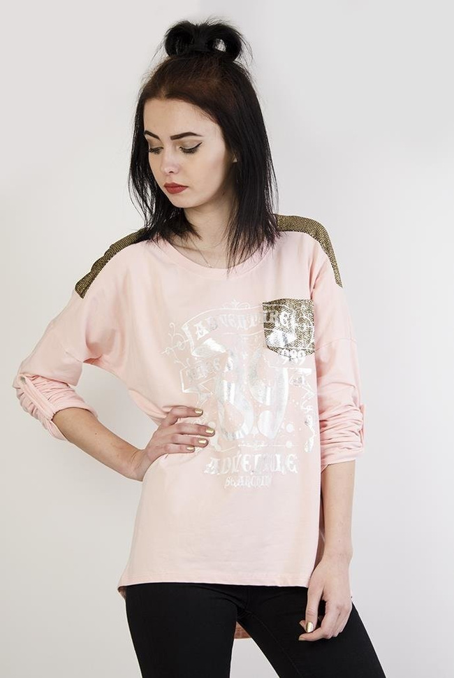 Jasnoróżowa bluzka z nadrukiem i złotymi elementami