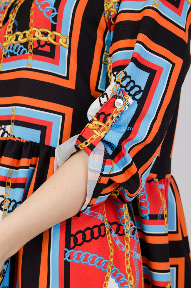 Wzorzysta sukienka zapinana na guziki 