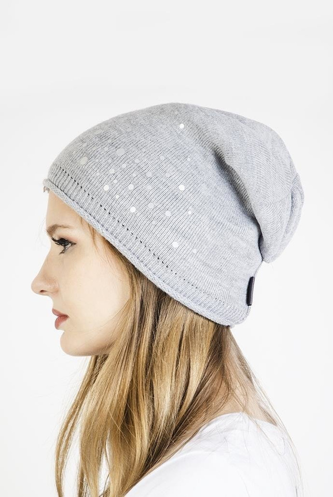 Jasnoszara czapka ze srebrnymi kropkami