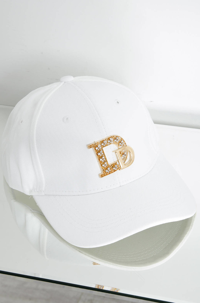 CZAPKA Z DASZKIEM Z OZDOBNYM ZNACZKIEM - BIAŁA 