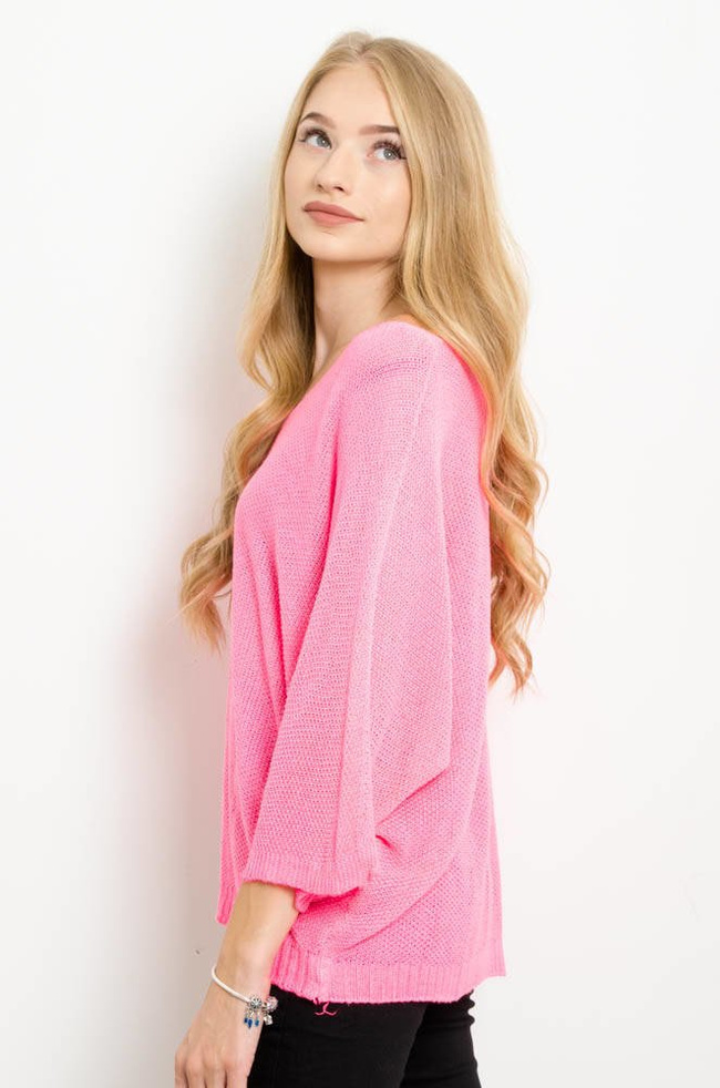 RÓŻOWY DZIANINOWY SWETER W SZPIC Z RĘKAWEM TYPU NIETOPERZ