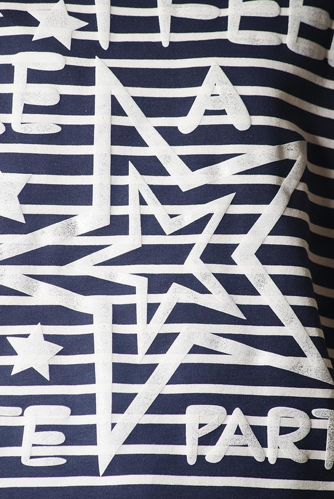 Bluzka w biało-granatowe paski, z nadrukiem