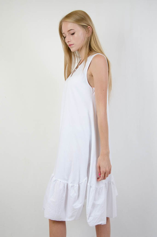 BIAŁA ROZKLOSZOWANA SUKIENKA Z WISIORKIEM