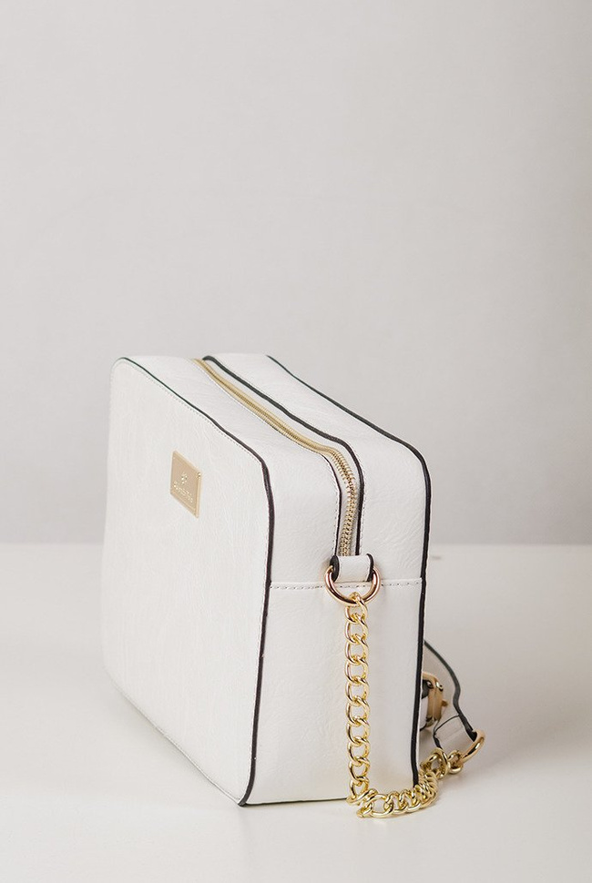 Kremowa, usztywniana torebka ze złotym łańcuszkiem