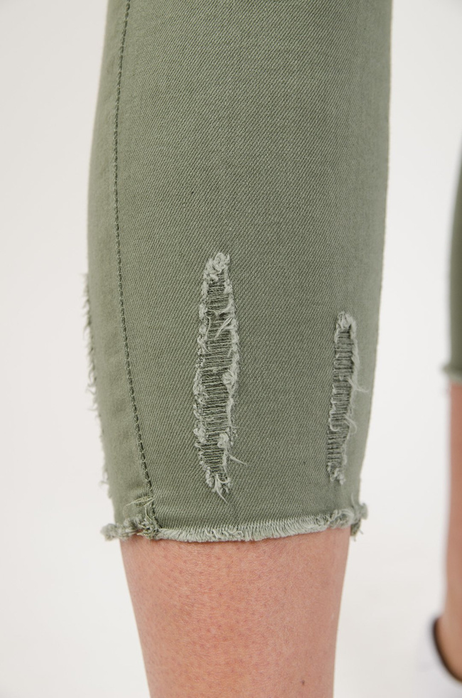 Zielone spodnie z przetarciami