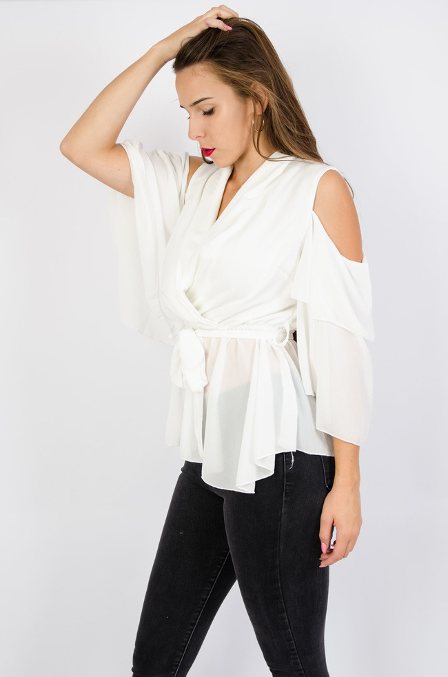 Biała bluzka hiszpanka z odkrytymi ramionami