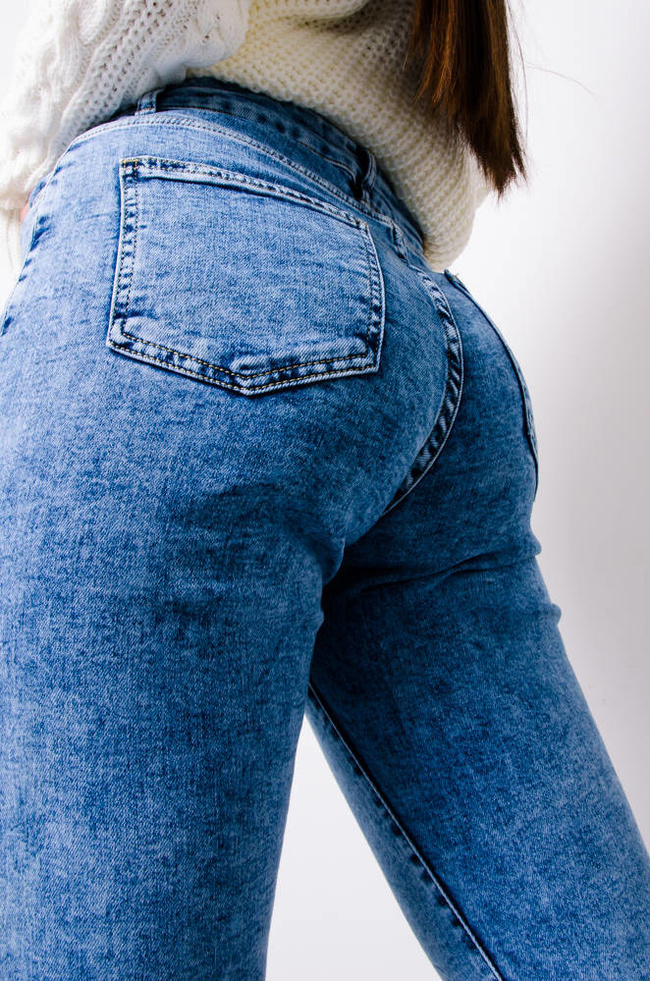 NIEBIESKIE DEKATYZOWANE SPODNIE JEANSOWE Z WYSOKIM STANEM