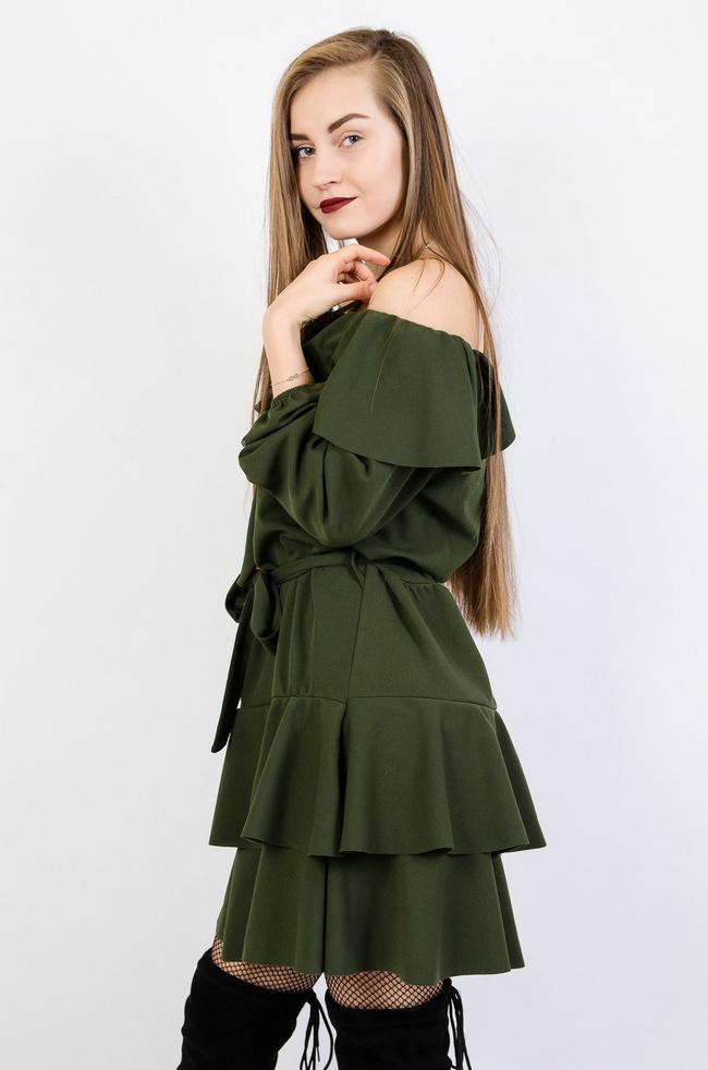 Zielona rozkloszowana sukienka z hiszpańskim dekoltem 
