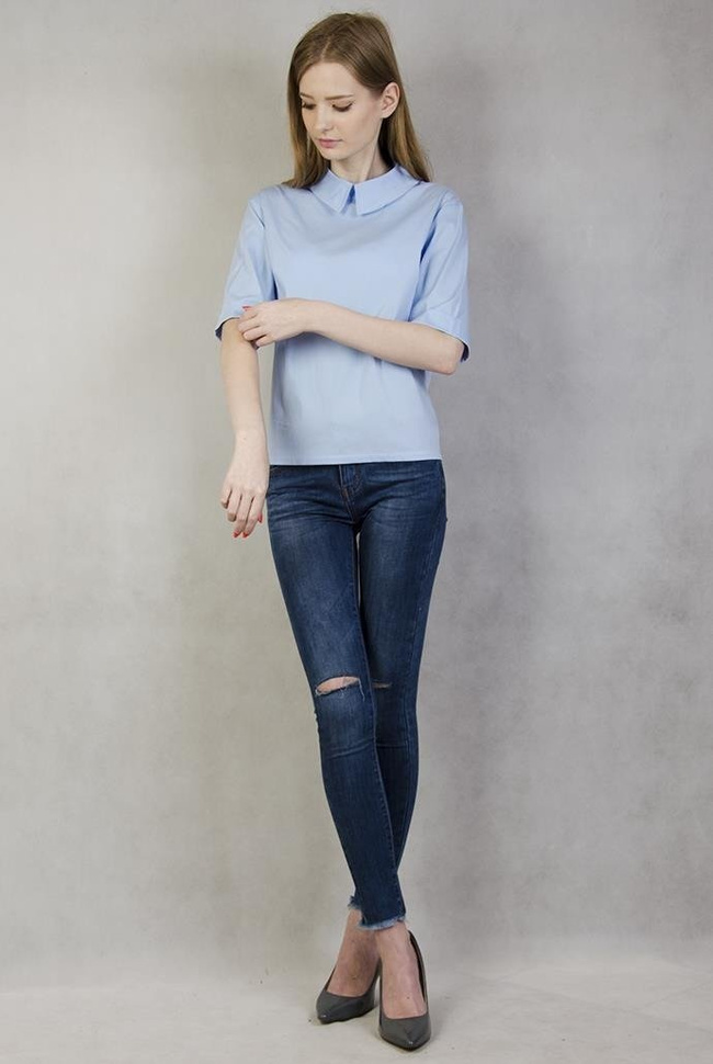 Niebieska koszula z wiązaniem na dole i guzikami z tyłu