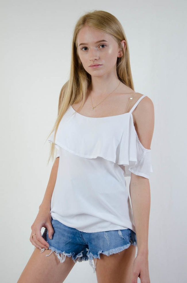 Biała bluzka hiszpanka na cienkich ramiączkach