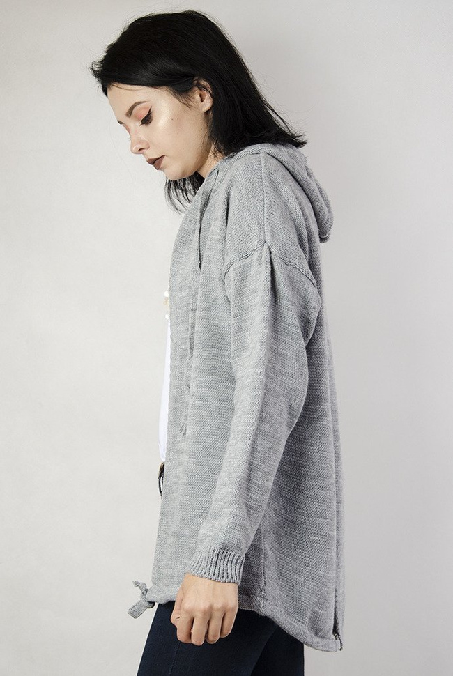 Szara narzutka sweterkowa z kapturem