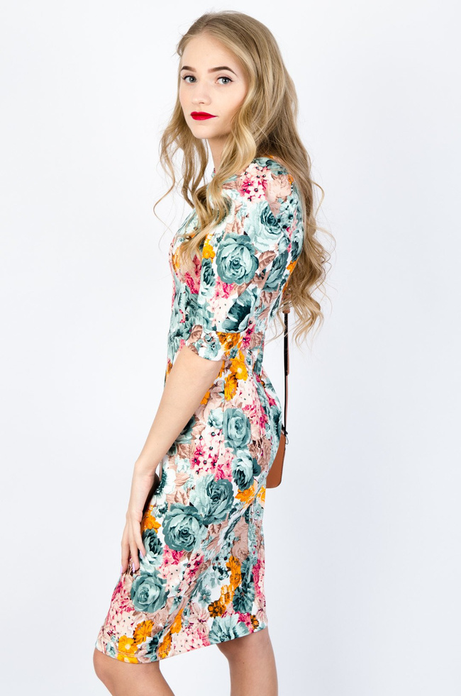 PRZYLEGAJĄCA SUKIENKA W KWIATY Z BUFIASTYMI RĘKAWAMI 