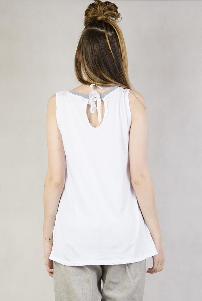 Biała bluzka z sercem z cekinów