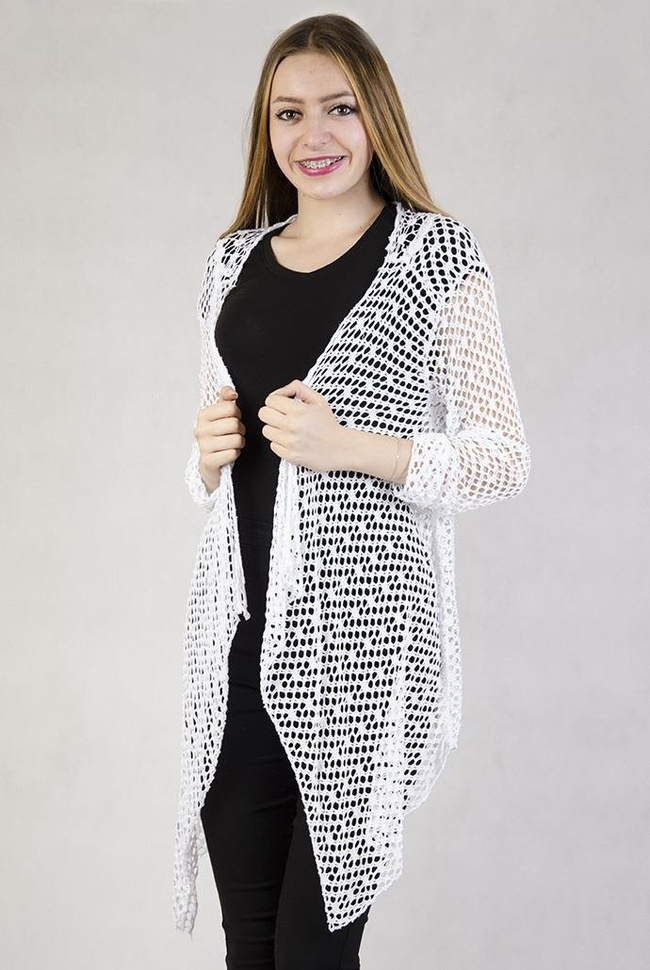 Ażurowa narzuta z motylem na plecach biała