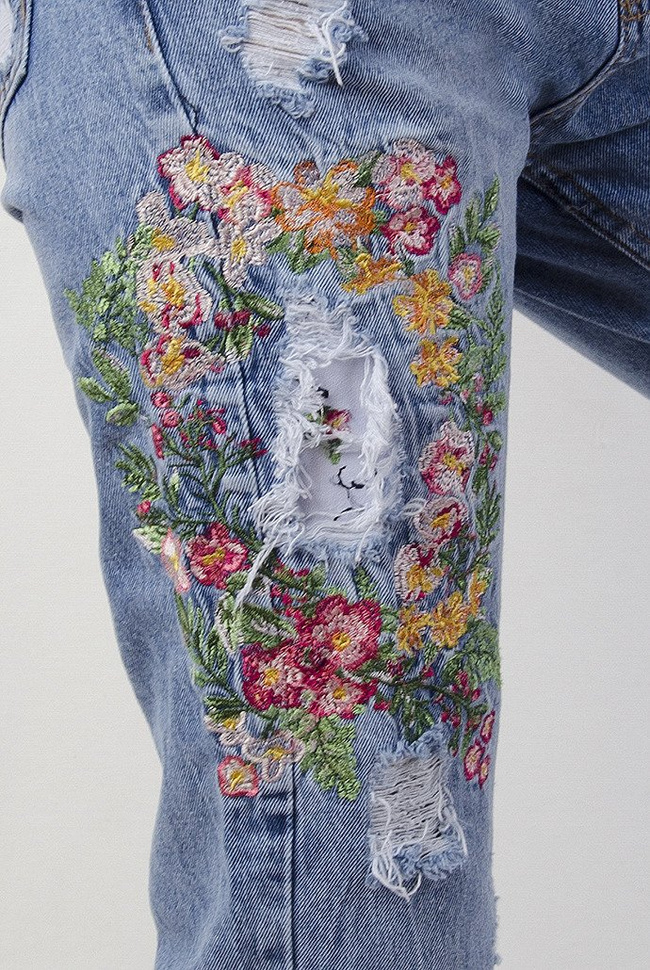 Spodnie typu boyfriend z kwiatami