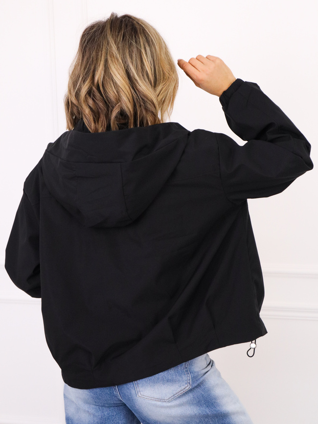 KURTKA PRZEJŚCIOWA Z KAPTUREM I KIESZENIAMI ZAPINANYMI NA ZAMEK- CZARNA