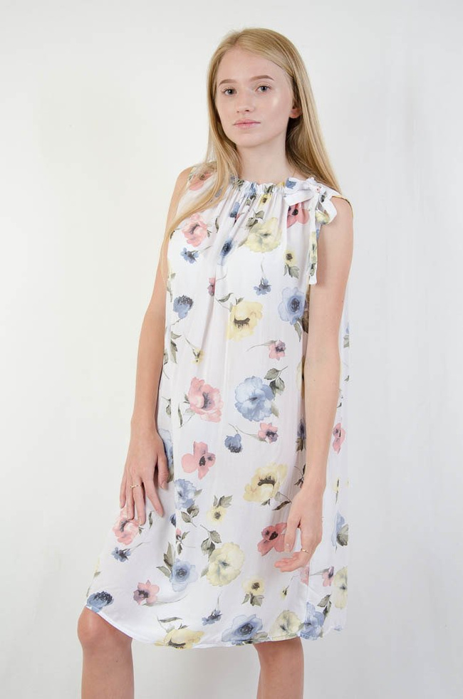 Biała sukienka w kwiaty z wiązaniem