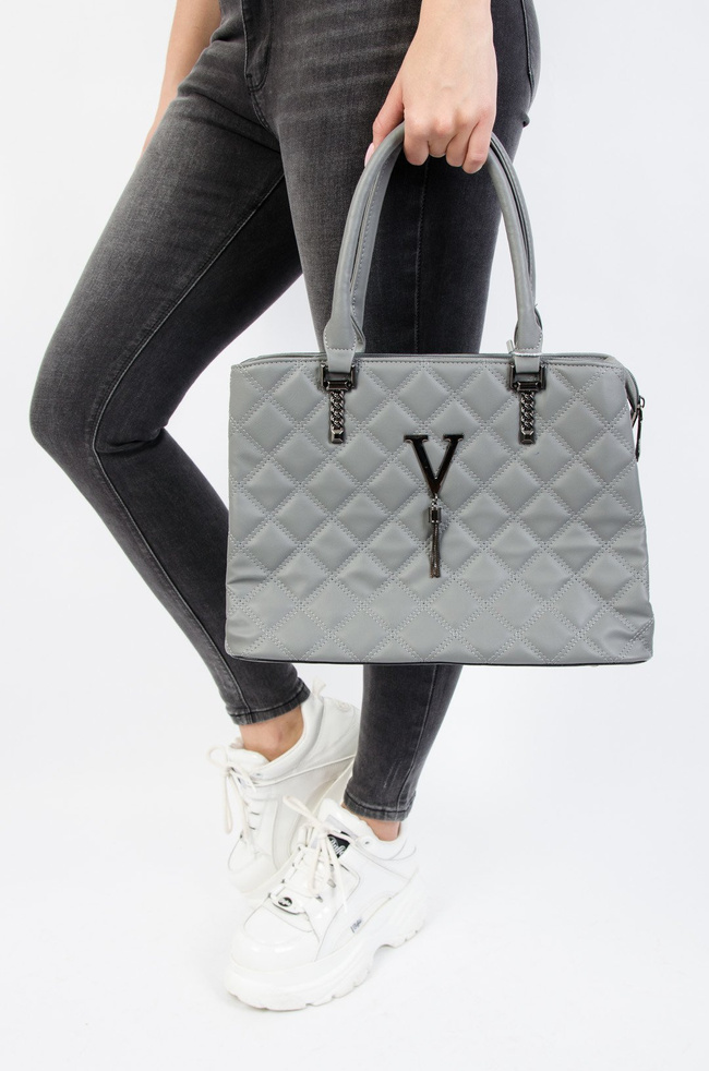 Szara pikowana torebka z ozdobnym łańcuszkiem