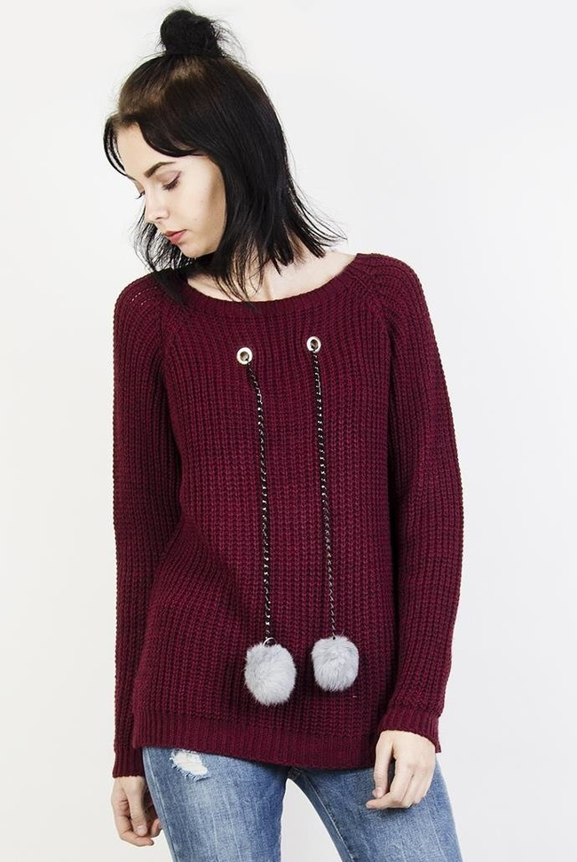 Bordowy sweter z pomponami na łańcuszku