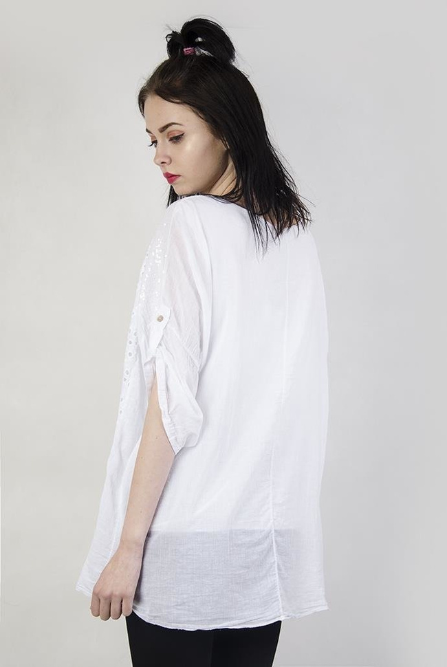 Biała bluzka z wyciętym wzorem, z cekinami
