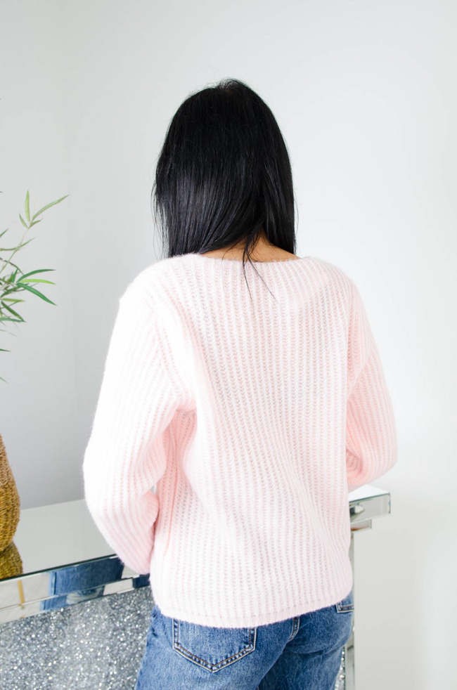 JASNO RÓŻOWY SWETER Z DEKOLTEM W SZPIC