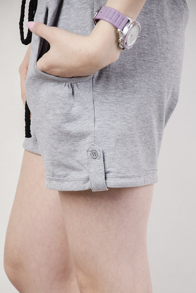 Jasno-szary kombinezon ze sznurkiem