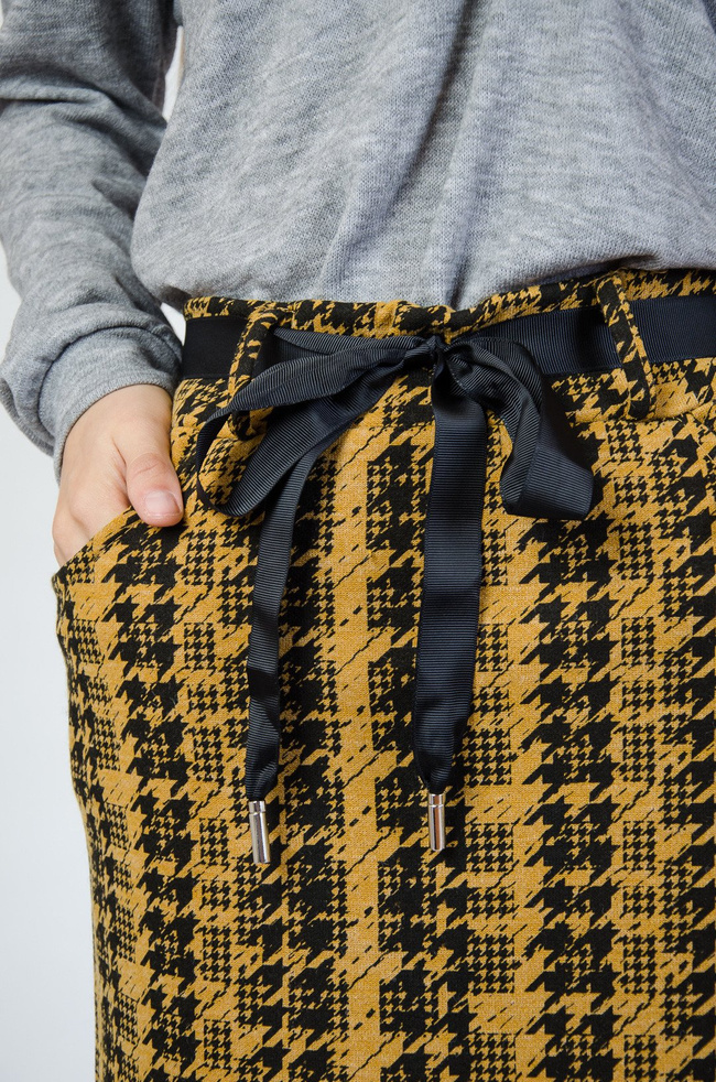 Musztardowa spódnica w pepitkę wiązana wstążką w pasie 