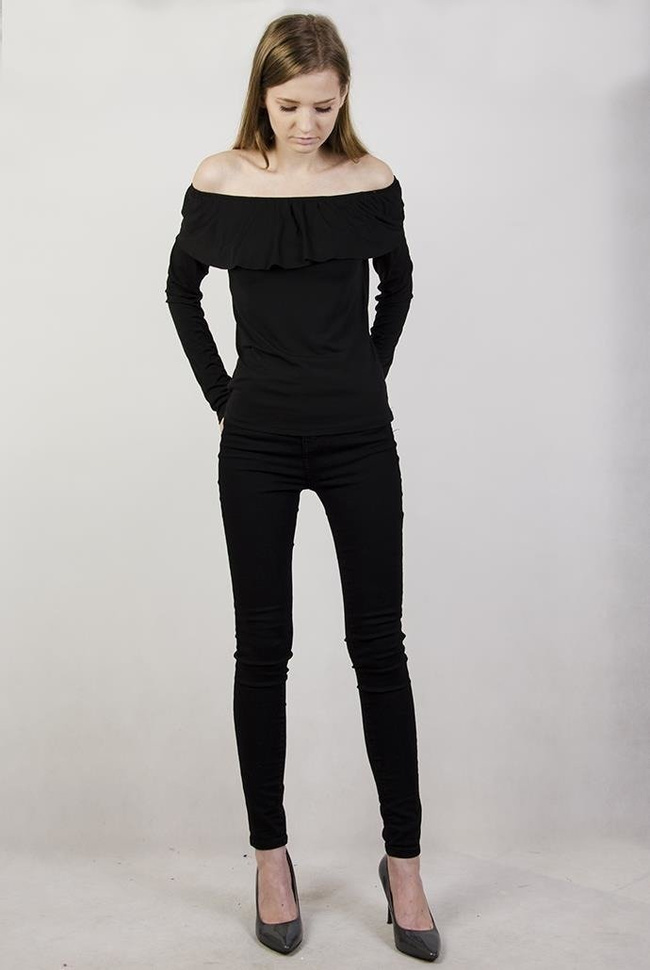 Czarna bluzka z hiszpańskim dekoltem