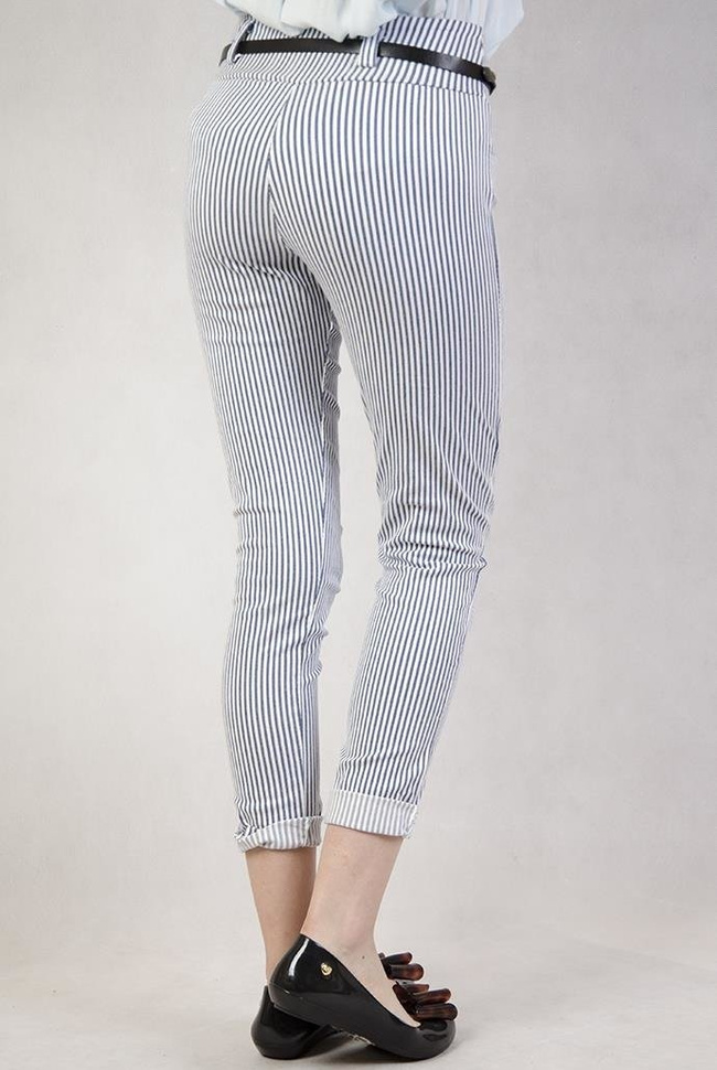 Spodnie w biało-granatowe pionowe paski + pasek