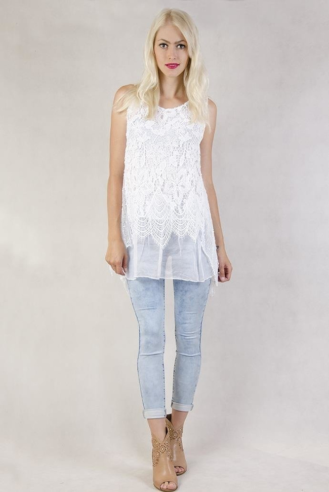 Ażurowa bluzka w kwiaty z cekinami na plecach