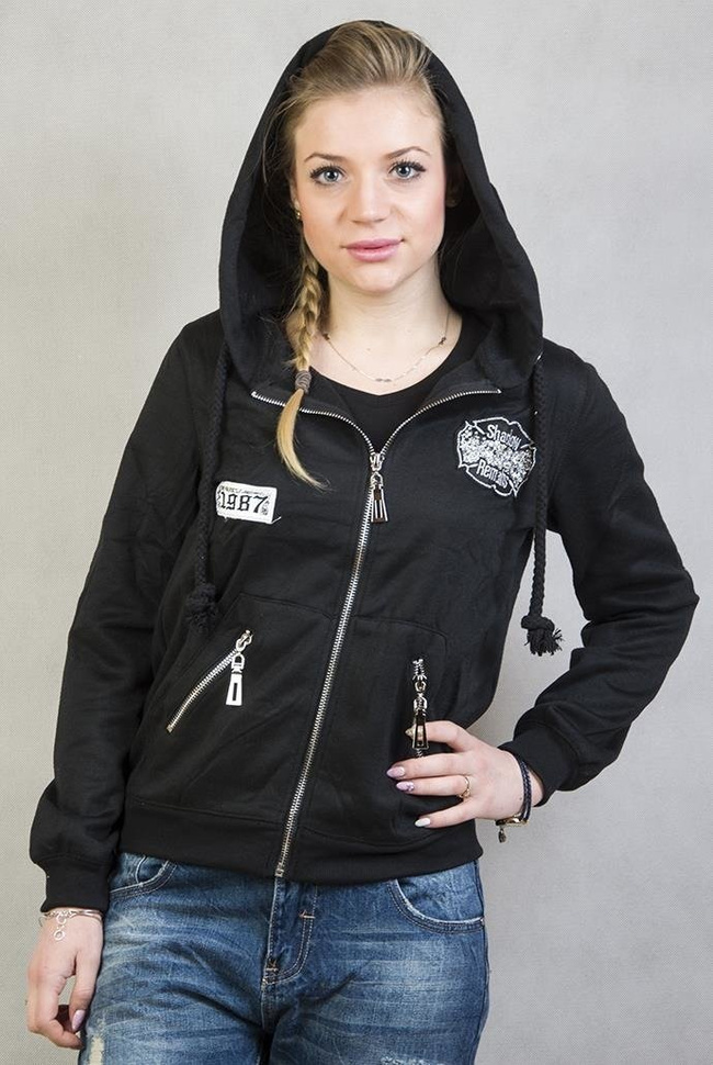 Czarna bluza z kapturem i naszywkami, zapinana na zamek