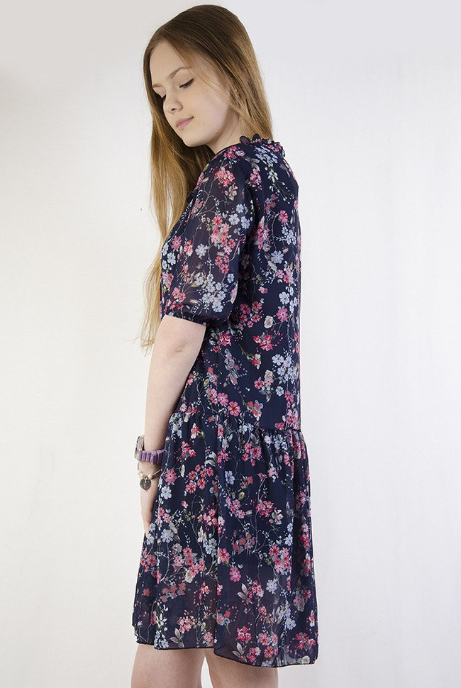 Zwiewna granatowa sukienka w kwiaty z wiązaniem przy szyi 