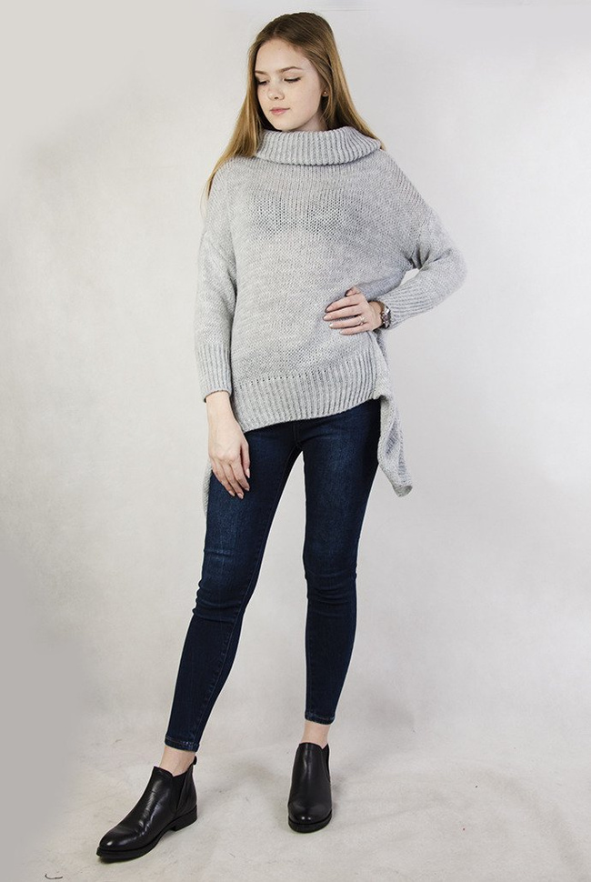 Szary sweter z luźnym golfem oraz przedłużanymi bokami