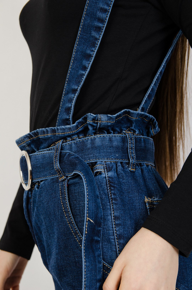 Ciemne spodnie jeansowe typu ogrodniczki z paskiem