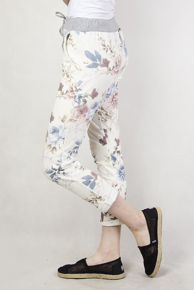 Białe spodnie dresowe w kwiaty