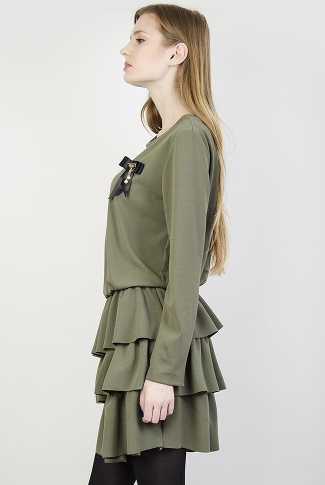 Zielona sukienka z falbankami i broszką