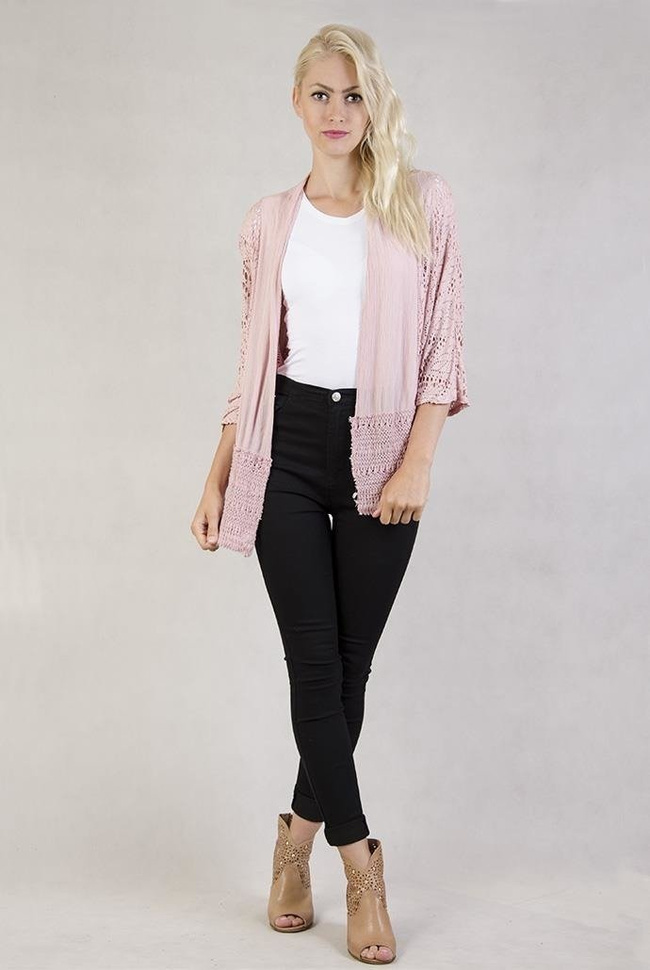 Koronkowa narzutka z szerokim plecionym pasem na dole różowa