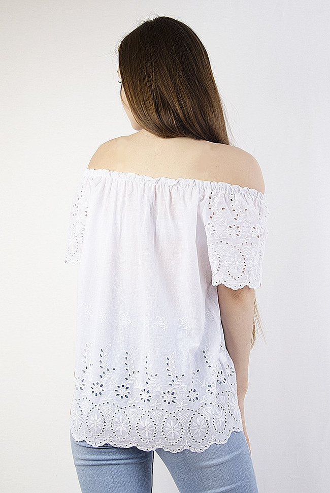 Biała bluzka z ażurowym zdobieniem oraz wiązaniem
